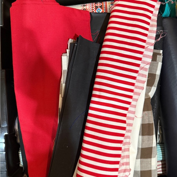 Assorted Fabric Remnants Approx 5lb - Picture 4 of 4